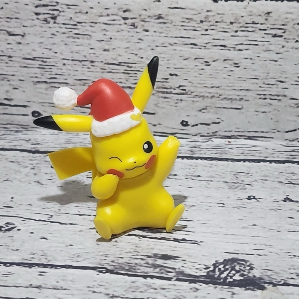 BATTLE READY PACK POKÉMON CHRISTMAS SANTA HAT PIKACHU FIGURE